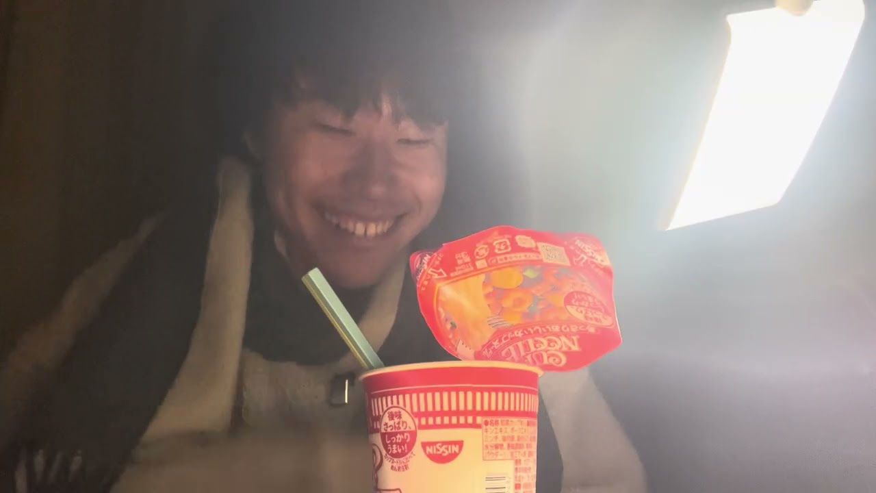 彼女にフラれたから、泣きながらカップラーメン食べる