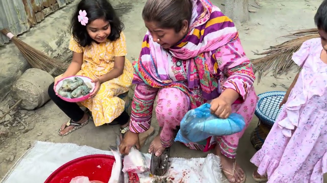 মাকে ইলিশ এবং বোনজী চিংড়ি মাছ এনে খাওয়া লাম