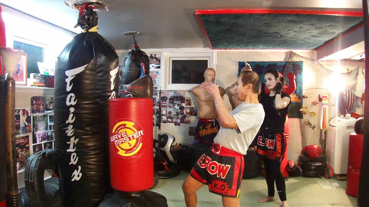 Deep Switch-Step, and Stay Close on the Follow Knee - Female Muay Thai