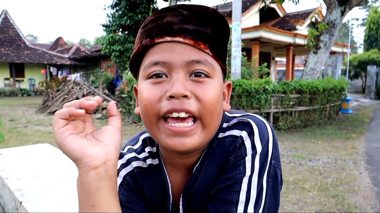 Keseruan iqbal kobal di desa
