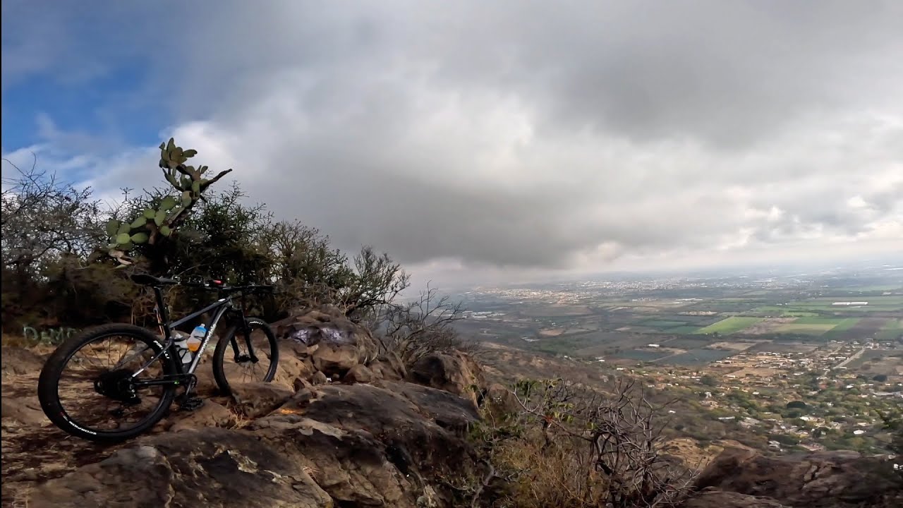 Mañana lluviosa y neblina. Cerro del palenque  PURISIMA DEL RINCÓN GUANAJUATO 