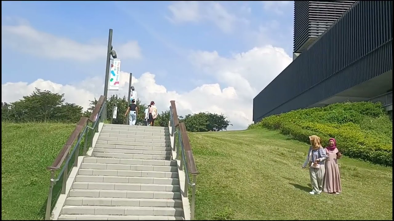 Walking around M+Museum,M+Cinema and  West Kowloon Cultural District. 