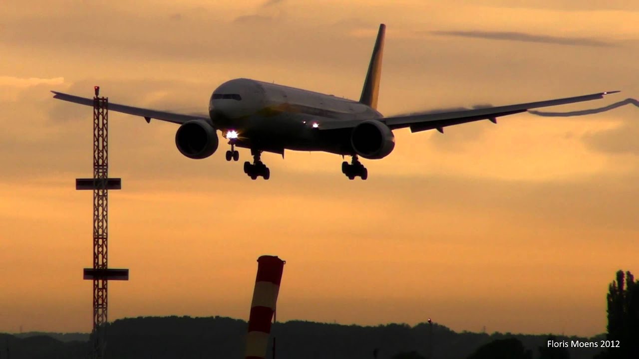 Jet Airways B777-300 Amazing Sunrise Landing @ Brussels Airport | Vortex + Condensation