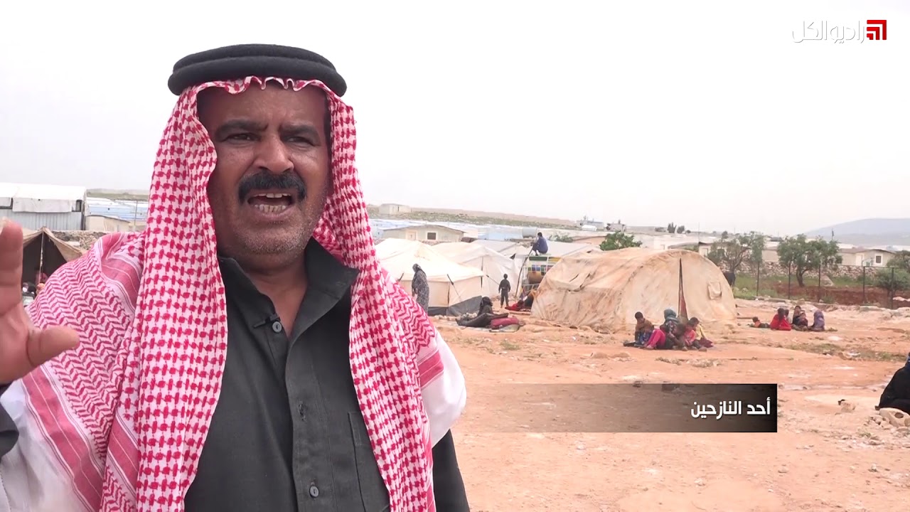 النازحون يفترشون الأرض في مخيمات دير حسان شمالي إدلب