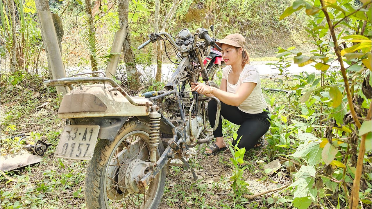 Girl successfully starts old Bonus 125cc motorbike abandoned in bushes
