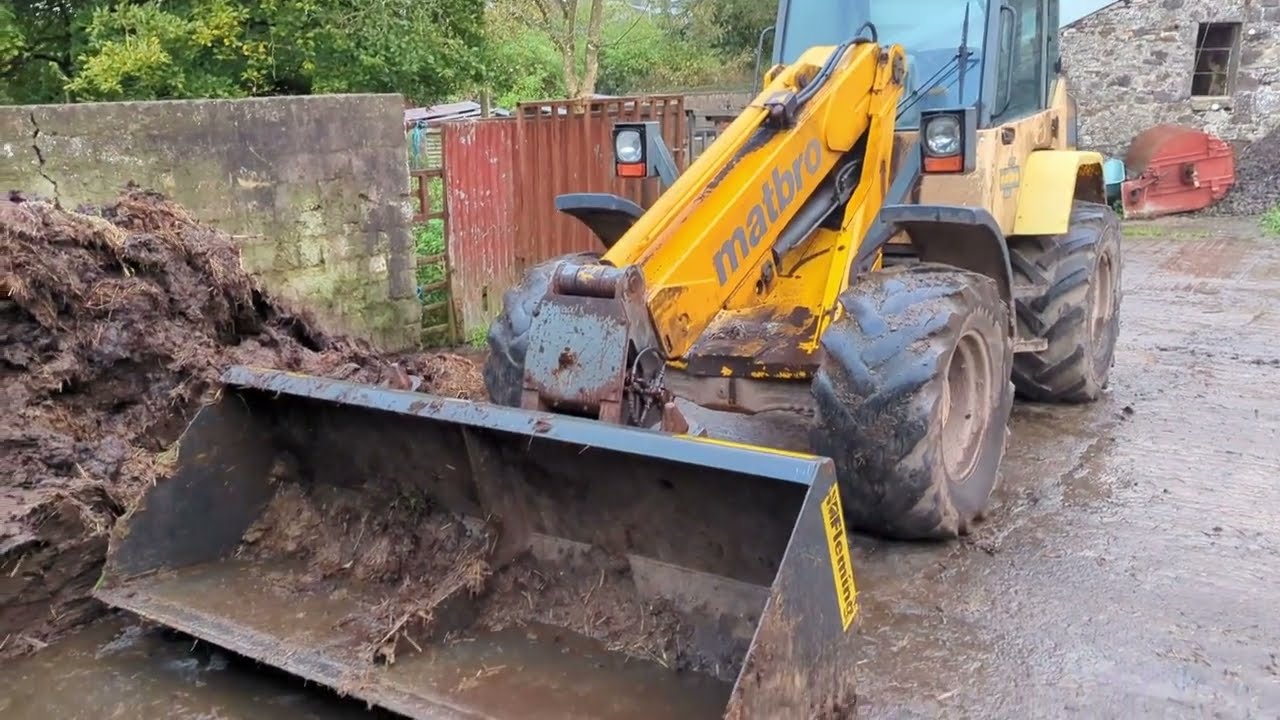 Dung spreading MF 6180 and belmac