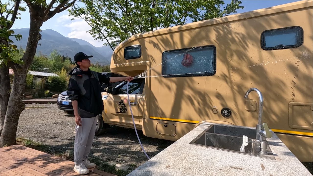 第一次开房车去房车营地，设施还挺全乎，玉龙雪山脚下的风景很美