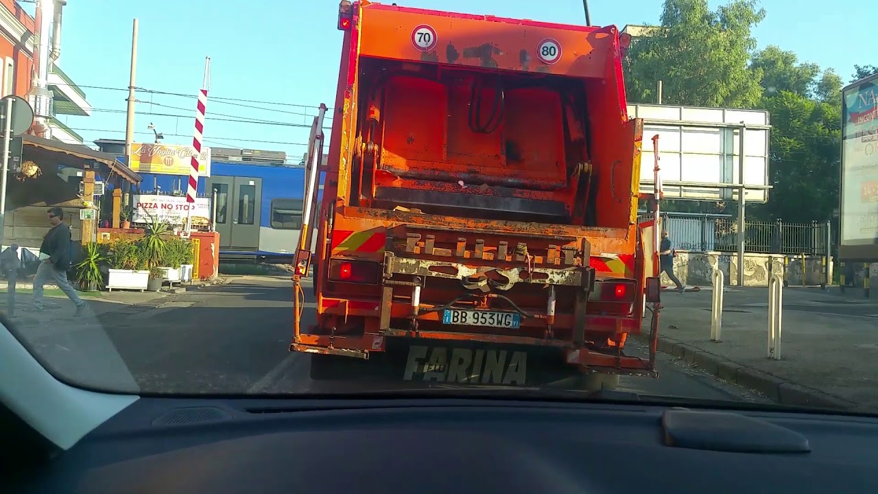 LA CUMANA PASSA MA IL PASSAGGIO A LIVELLO NON SI CHIUDE!!! GUARDATE!!!