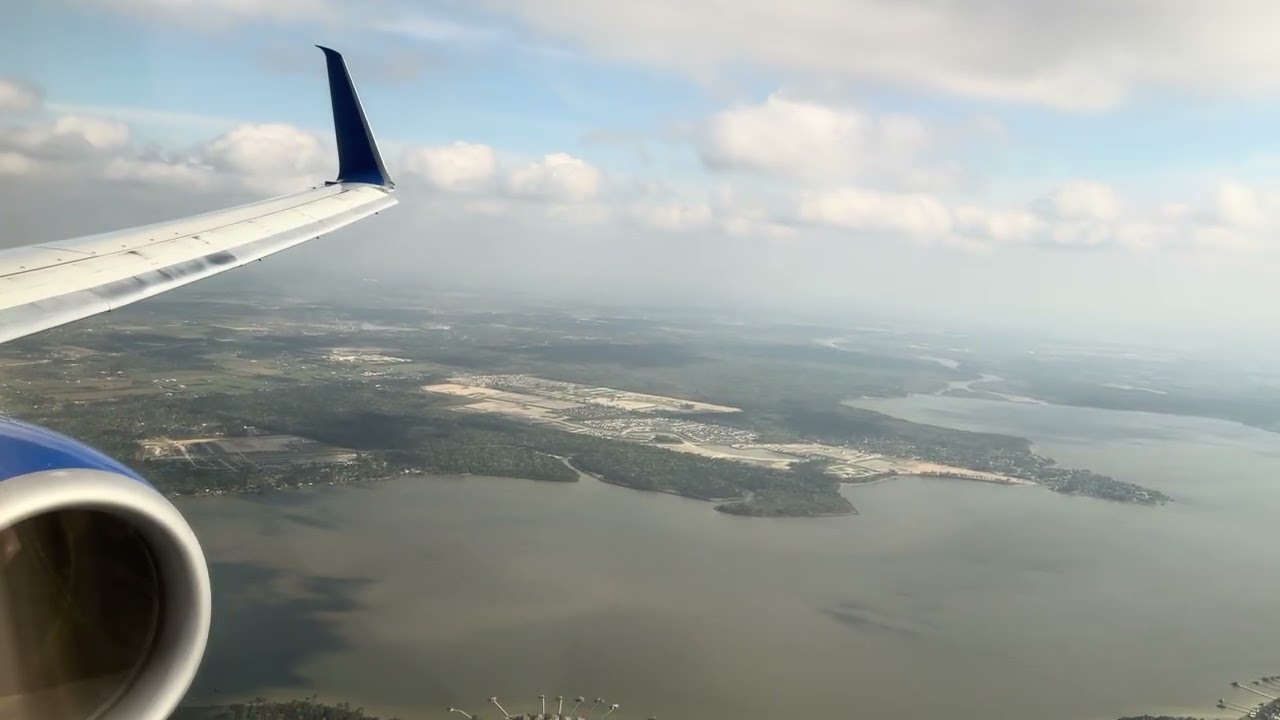 United Airlines 737-900ER windy and a bit bumpy landing at Houston Bush Intercontinental from EWR
