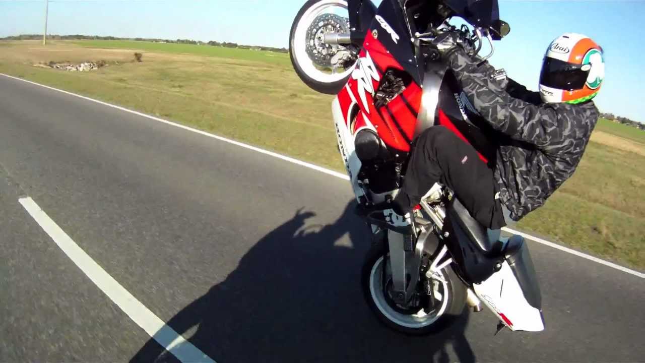 CBR 900RR Wheelie