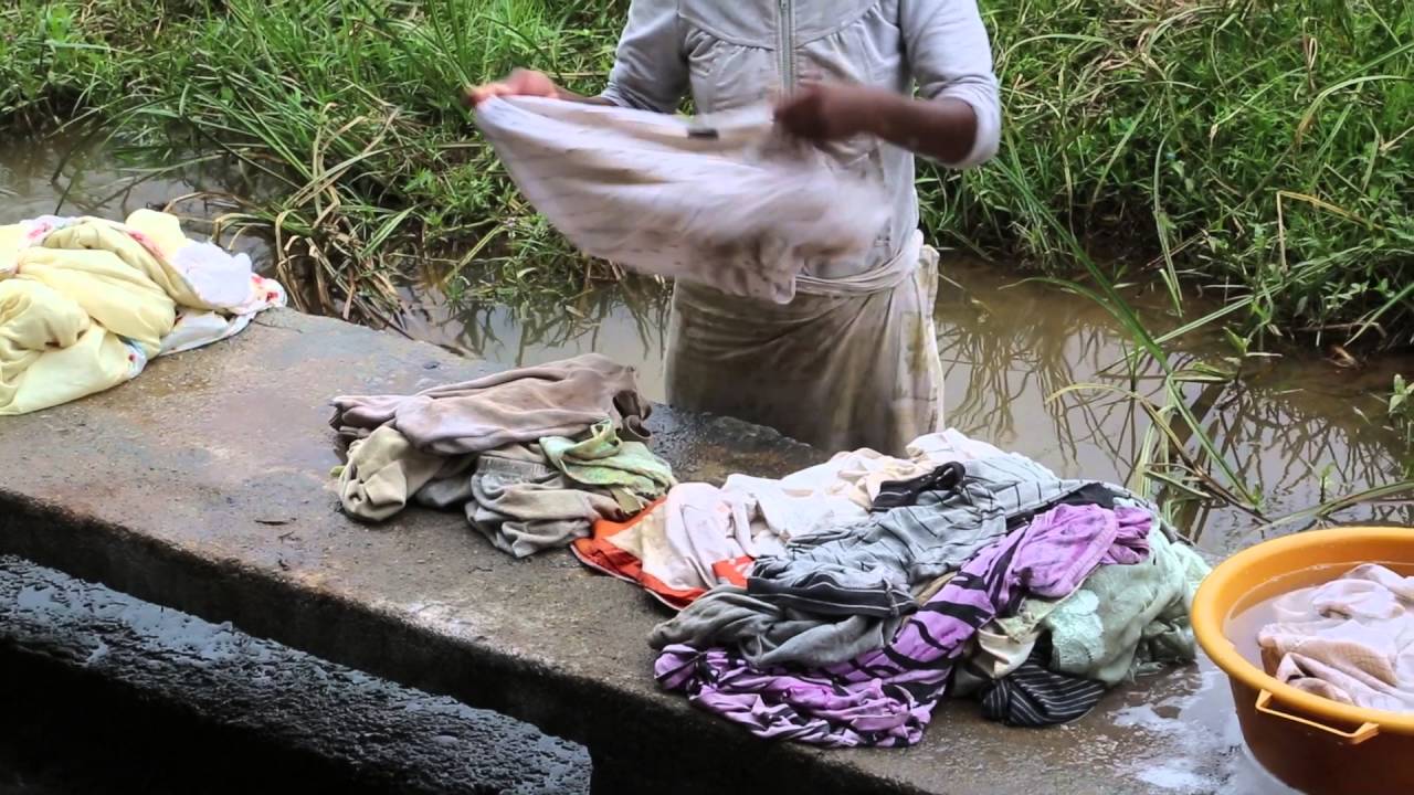 Madagascar Lavage du linge dans la rivière / Madagascar Wash clothes in the river