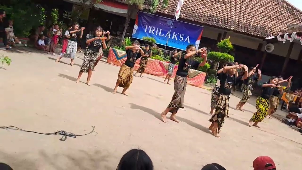 BERSAMA TRILAKSA 50 TAHUN MEMBENTUK GENERASI UNTUK MEMBANGUN NEGERI _ 8