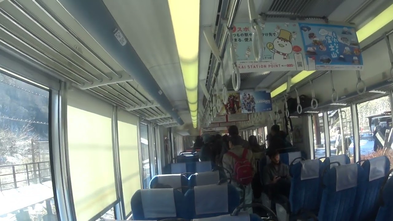 JR中央西線　奈良井駅降車客で大混雑（4：00あたり）　降車処理に8分もかかりました。