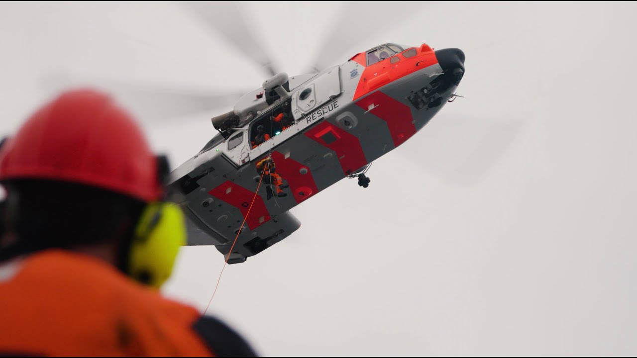 330 skvadron - Reception of rescue helicopter at sea