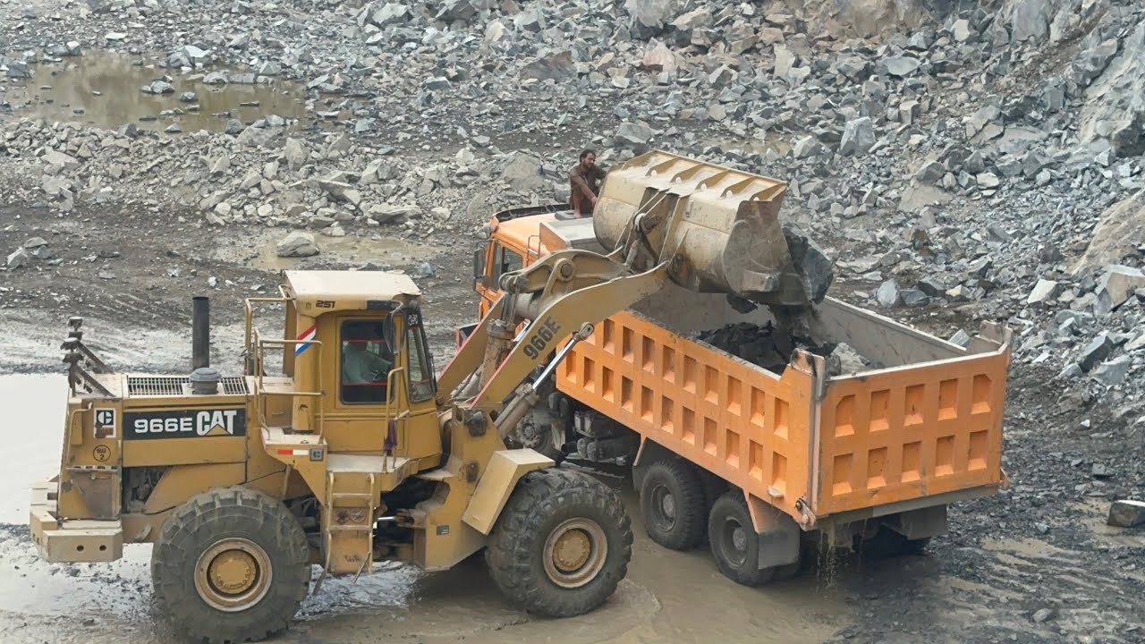 sHeavy Caterpillar 966D Loading Big Rocks FastPowerful CAT 966D Loader Filling Dump Truckswith Giant