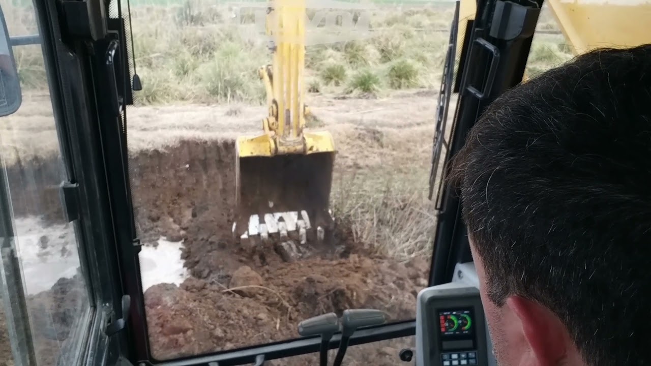 levantando caminos con excavadora