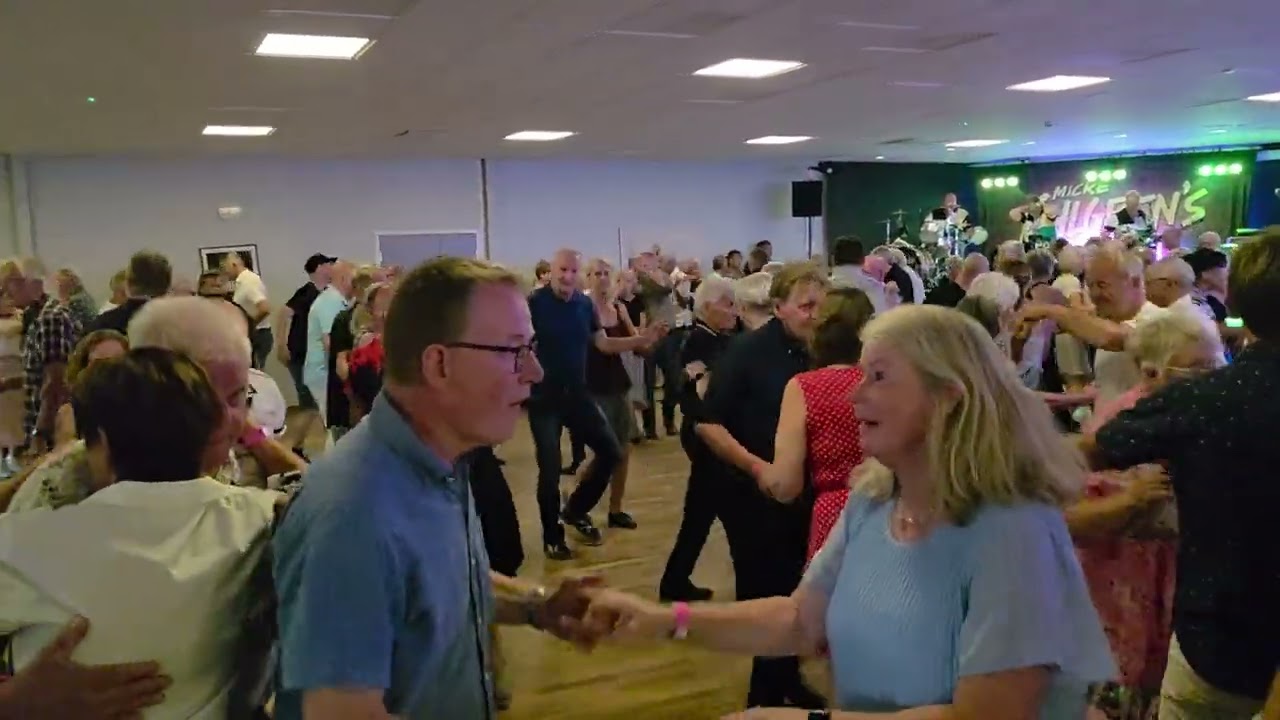 Raka rör och ös till bäng  Donnez på Stora Folkparkdansen Karlsholme 16.8 Dansnytt Jan Tore Eriksen 
