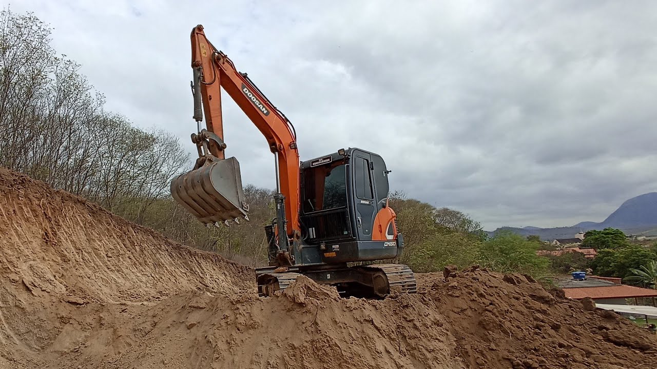 continuação da escavação do quintal com a Mini ESCAVADEIRA HIDRÁULICA DX60