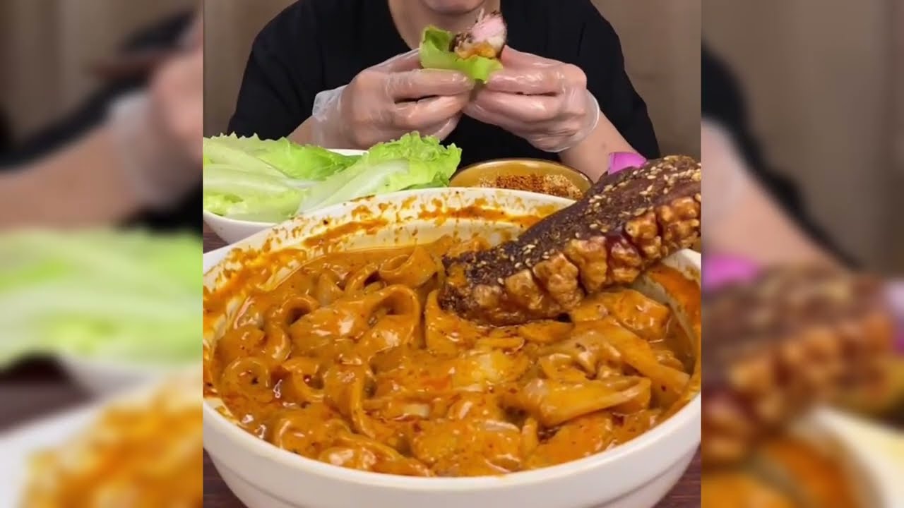 MUKBANG ASMR |🍜 When juicy wide noodles meet Delicious crispy pork belly!