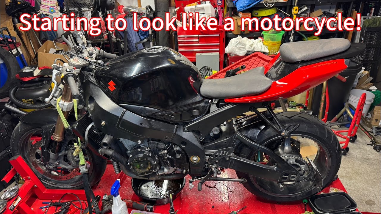 Installing the tail section on the K6 GSXR 1000