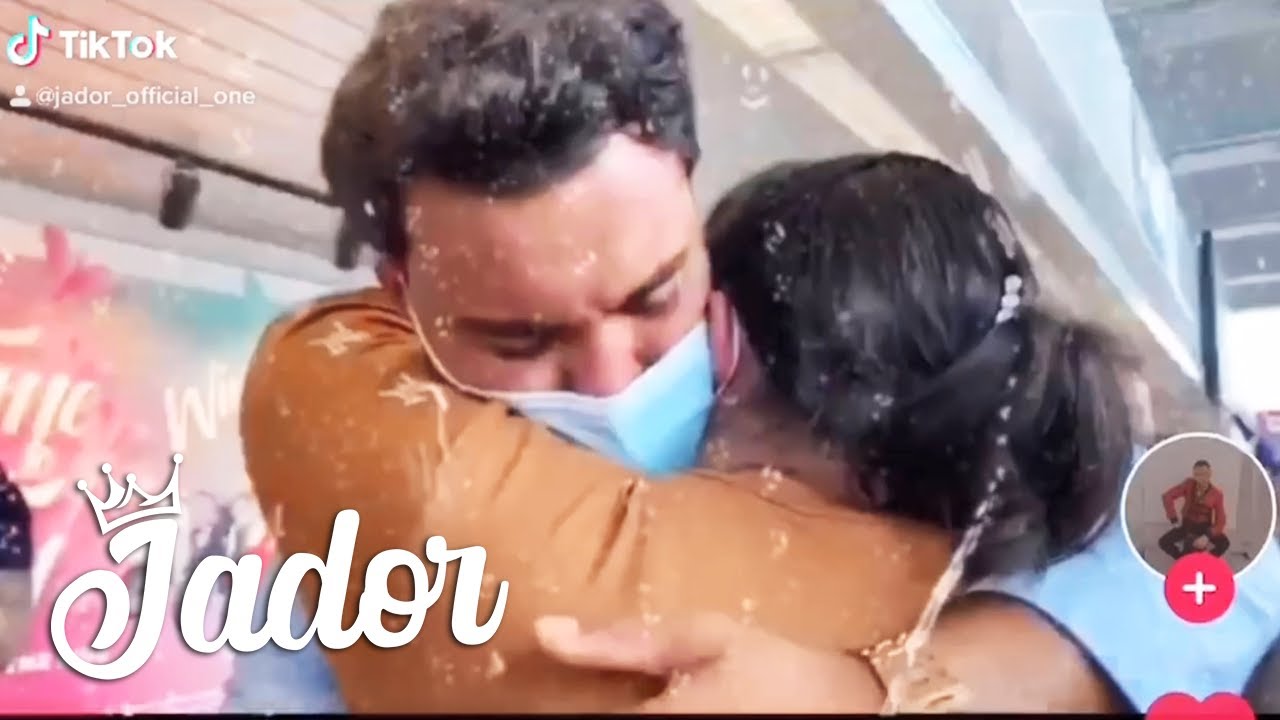 M-au intampinat jadorasii in aeroport! Mama a plans! Toti sunt suparati... 😢