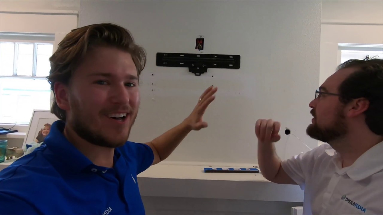 Телевизор Samsung FRAME ART 2019 года с креплением на стену No Gap над камином