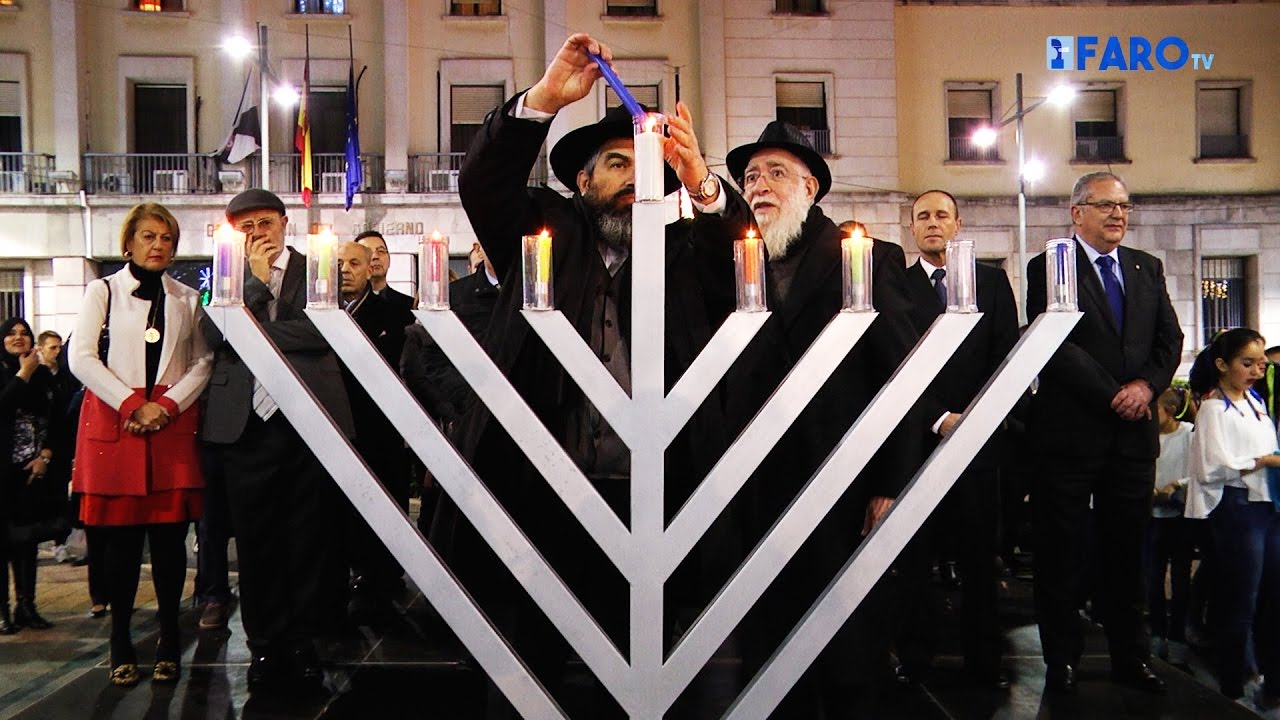 La luz de la Januquía brilla en la Plaza de los Reyes