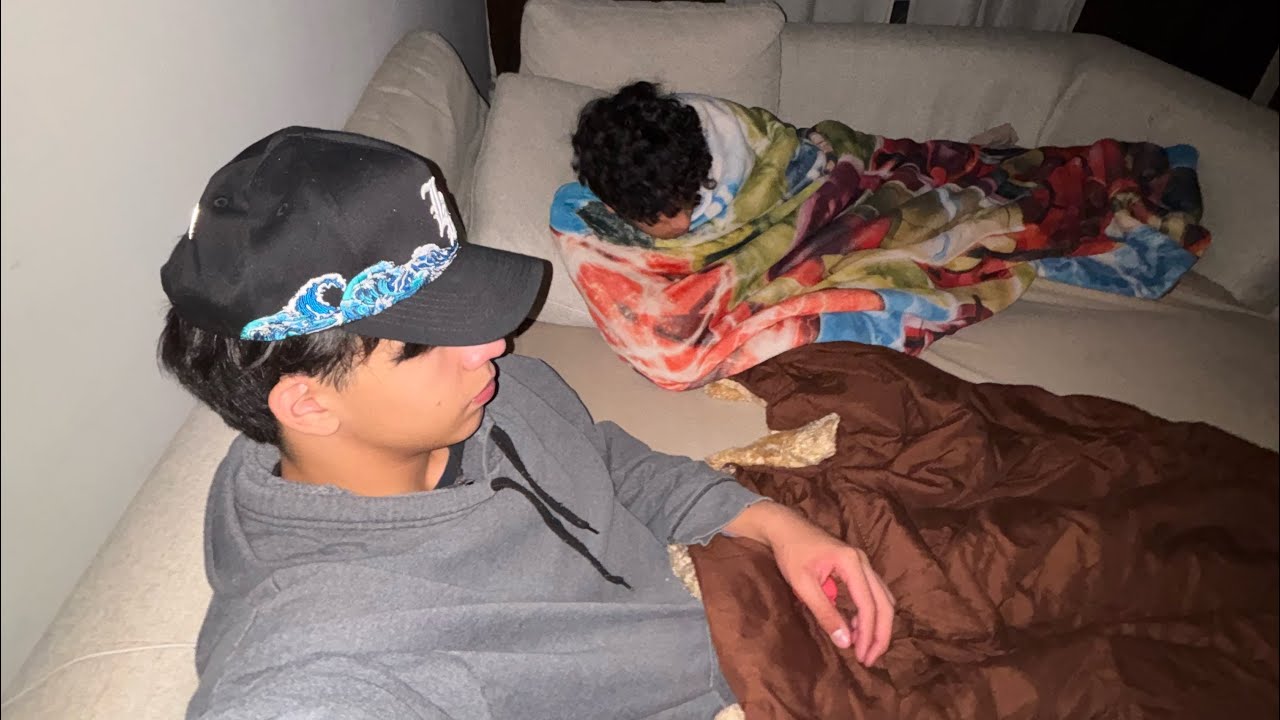 j&oacute;venes haciendo un vlog entretenido