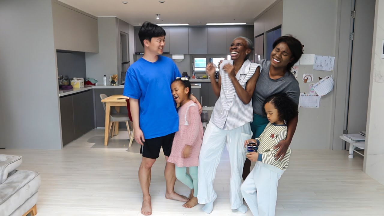 Mom Gets Her FIRST Korean Apartment Tour!! *Surprised by High Technology*