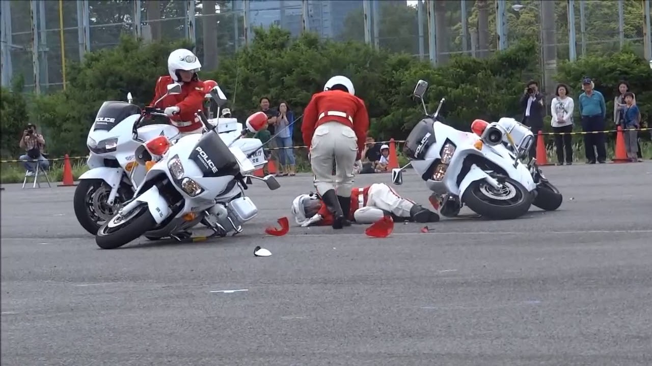 女性白バイ隊員衝突事故の瞬間!!