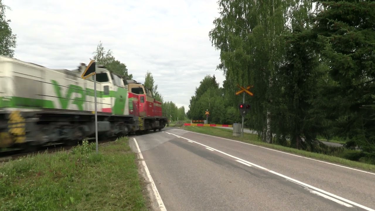 VR freught train T 52183 passed S&Auml;RKISALMI 1 level crossing @Parikkala, Finland
