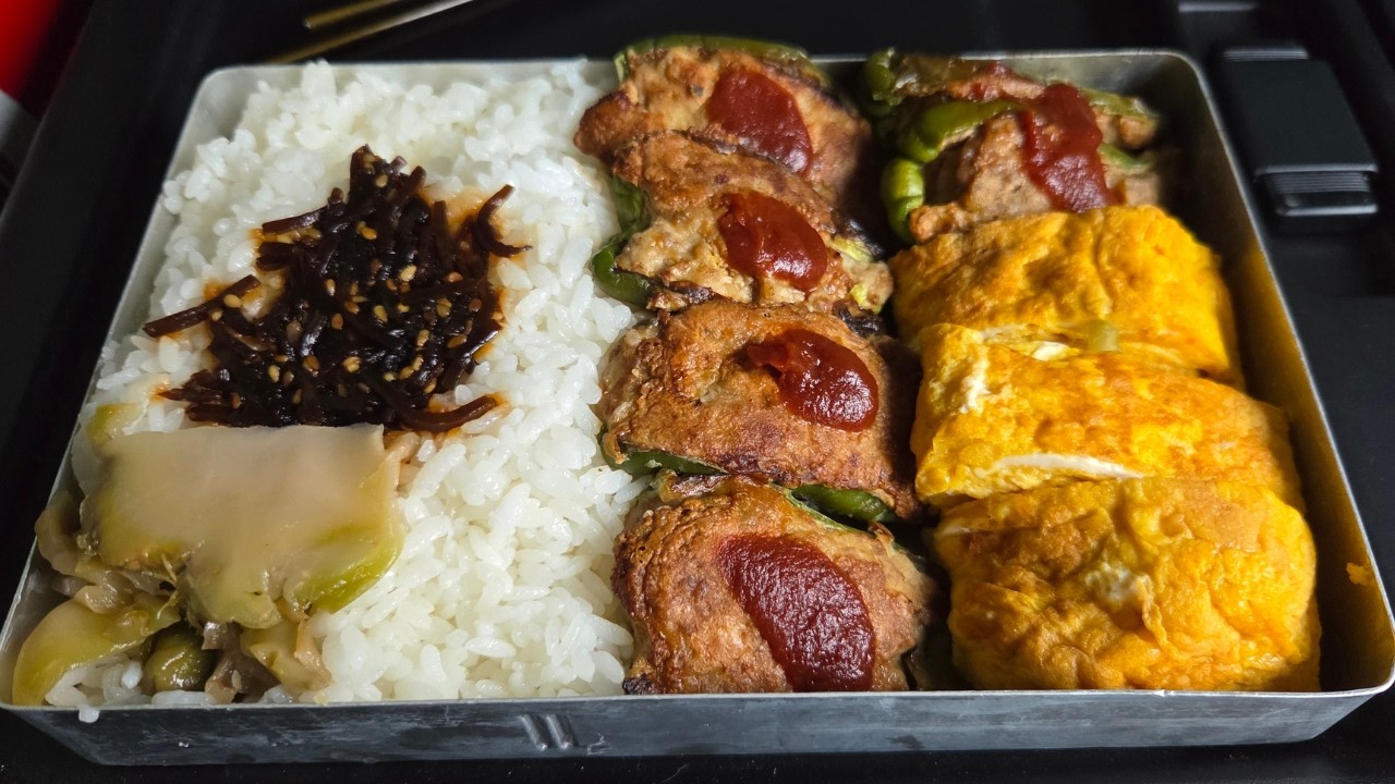 【ピーマンの肉詰め弁当】【トラック飯】【嫁弁】【愛妻弁当】