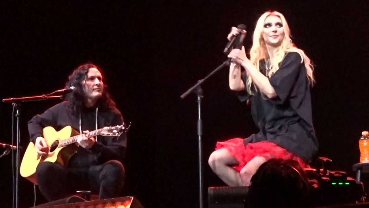 The Pretty Reckless - Heaven Knows - Angel of the Winds Arena - Everett, WA - Dec 12, 2025