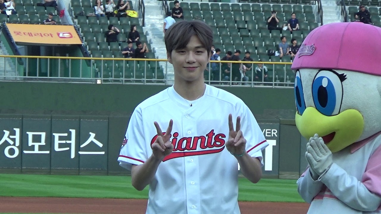 [현장직캠] 190709 드디어 사직구장에 나타난 강다니엘 & 부산시홍보대사위촉식 | DANIEL