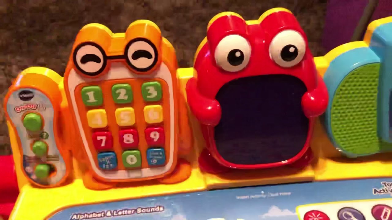 Playing with the Vtech touch and learn activity desk!!