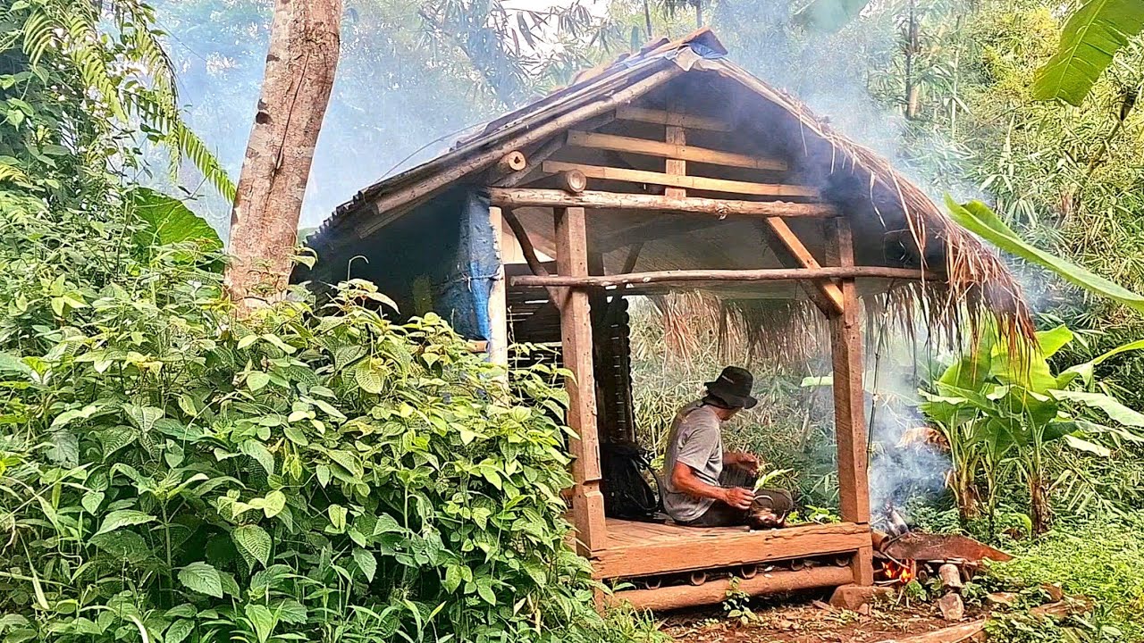 BERTAHAN HIDUP DAN BERLINDUNG DARI HUJAN DERAS DI PONDOK