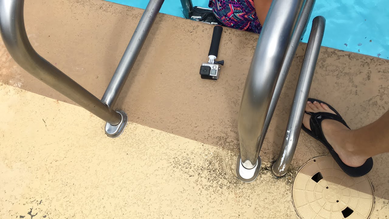 Mermaids at the pool Live!