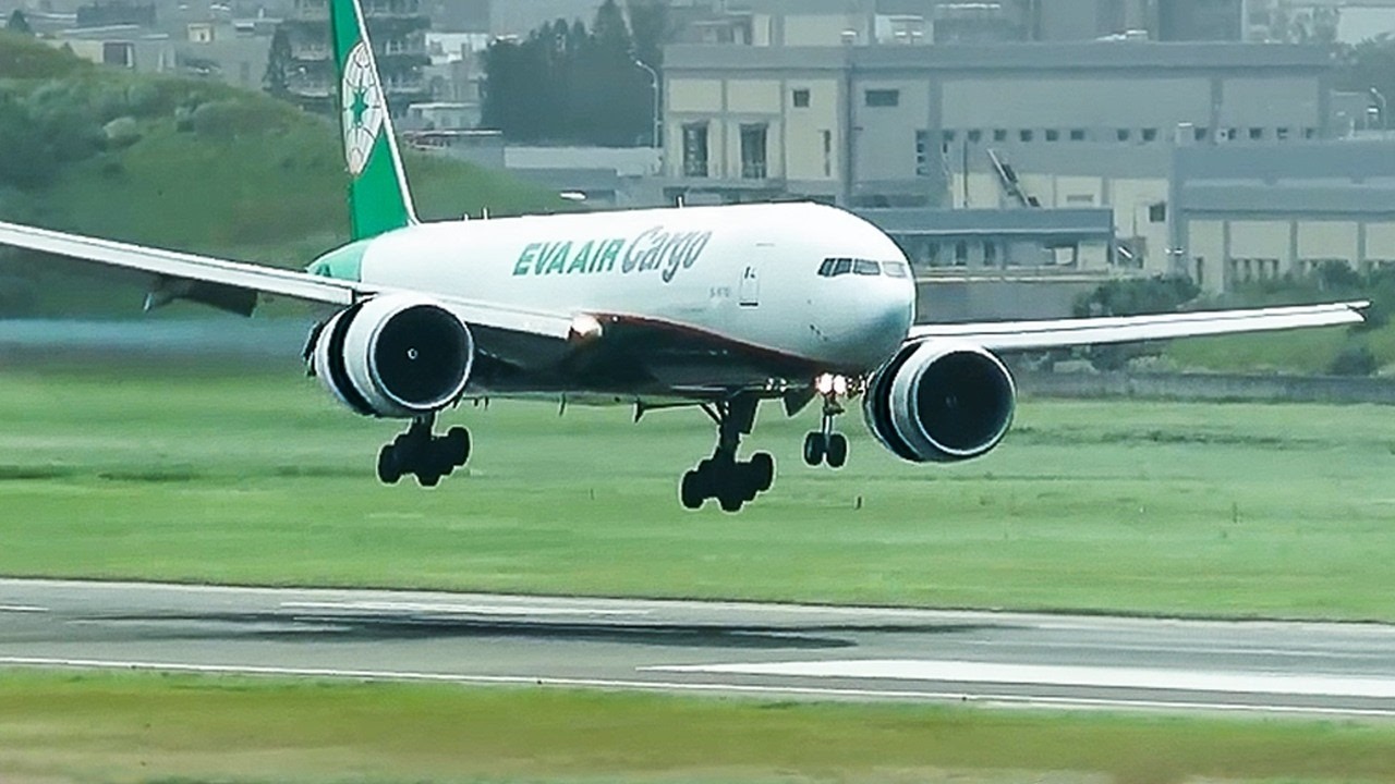 Pilot Uses Reverse Thrust Too Early