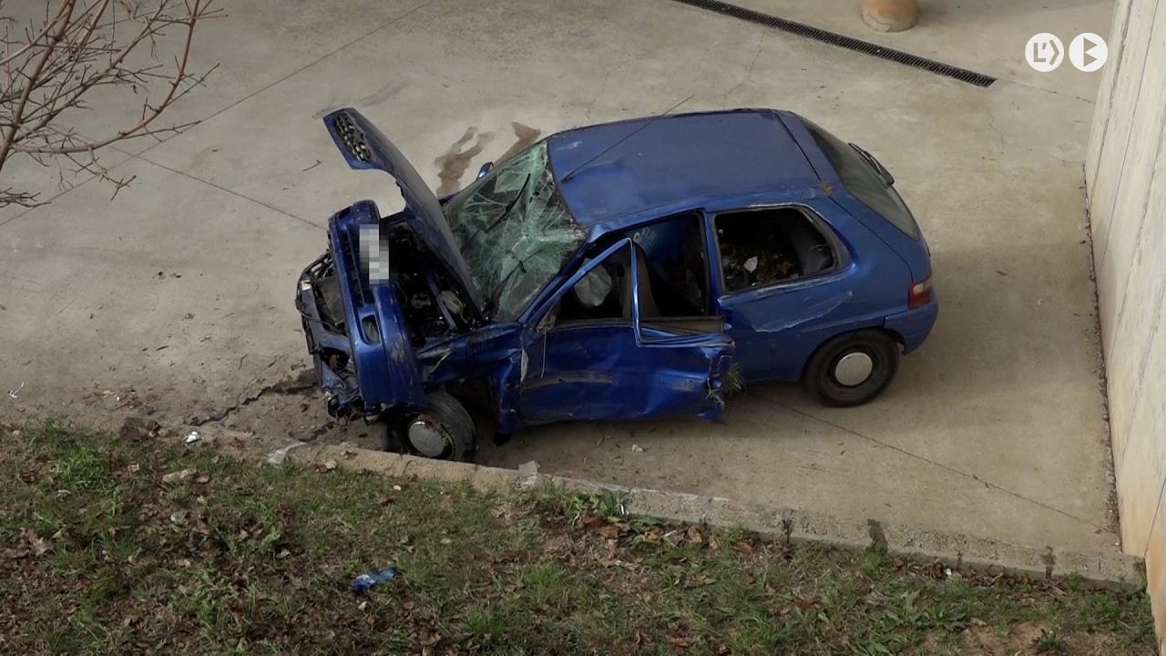 Ensurt a Berga en caure un vehicle des d’una alçada de tres metres