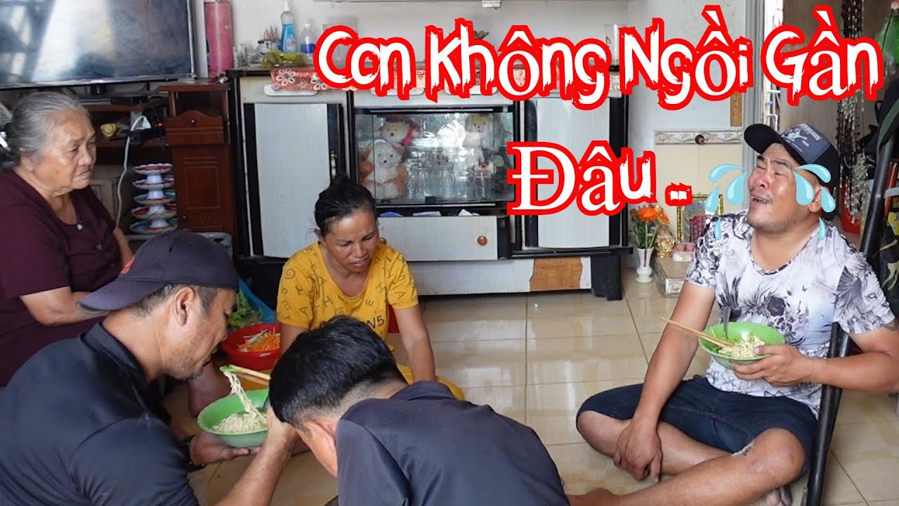 Bà Bé Ăn Mì Cùng Cả Nhà Mà Sao Lạ Quá