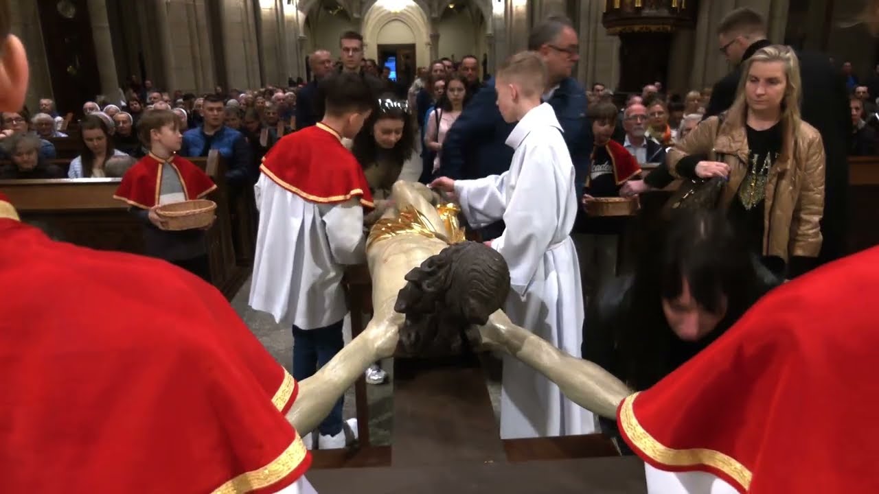 Liturgia Męki Pańskiej w Archikatedrze Łódzkiej | adoracja Krzyża | Łódź 2025