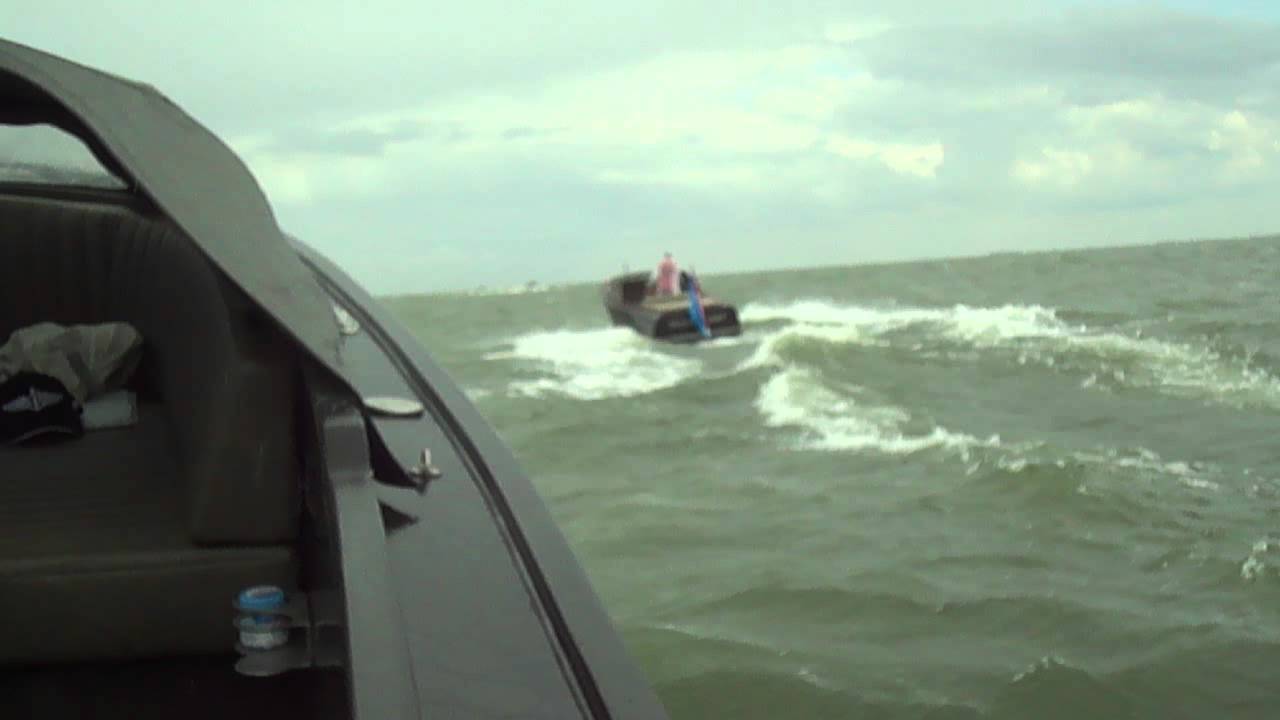 Snelle sloep op IJsselmeer met 5bft.MP4