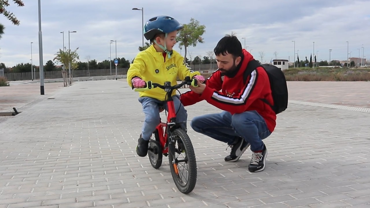 PRIMERA VEZ MONTANDO EN BICICLETA SIN RUEDINES CON 5 AÑOS!