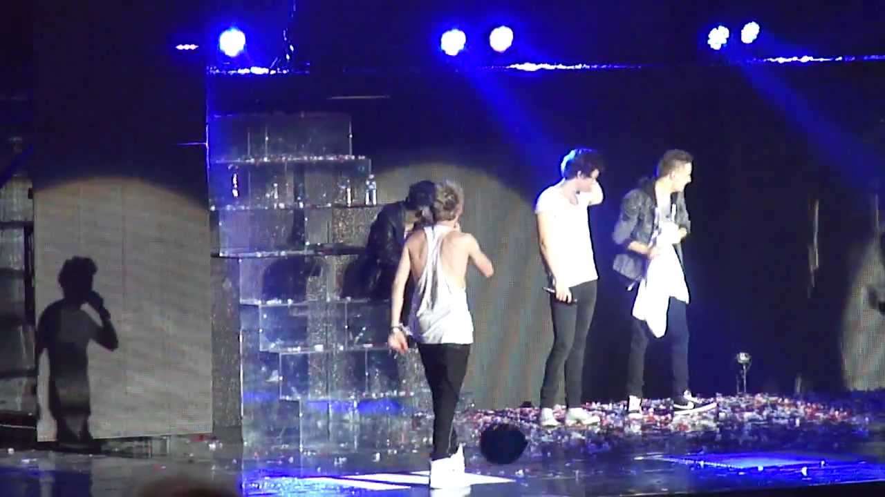 One Direction - TMHT - Paris - 29/04/13 - Live While We're Young (balloons) / Niall's speech