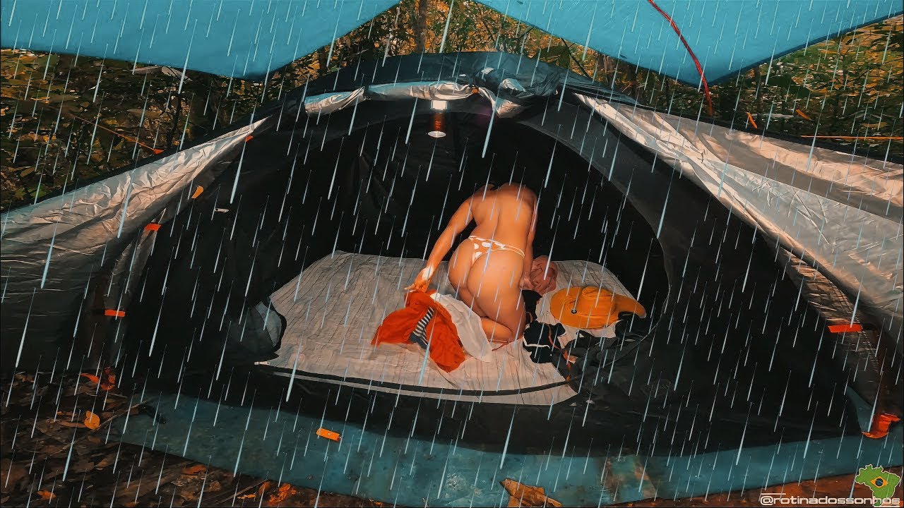 ACAMPAR SOLO NA FLORESTA SOB CHUVA, NOITE ILUMINADA