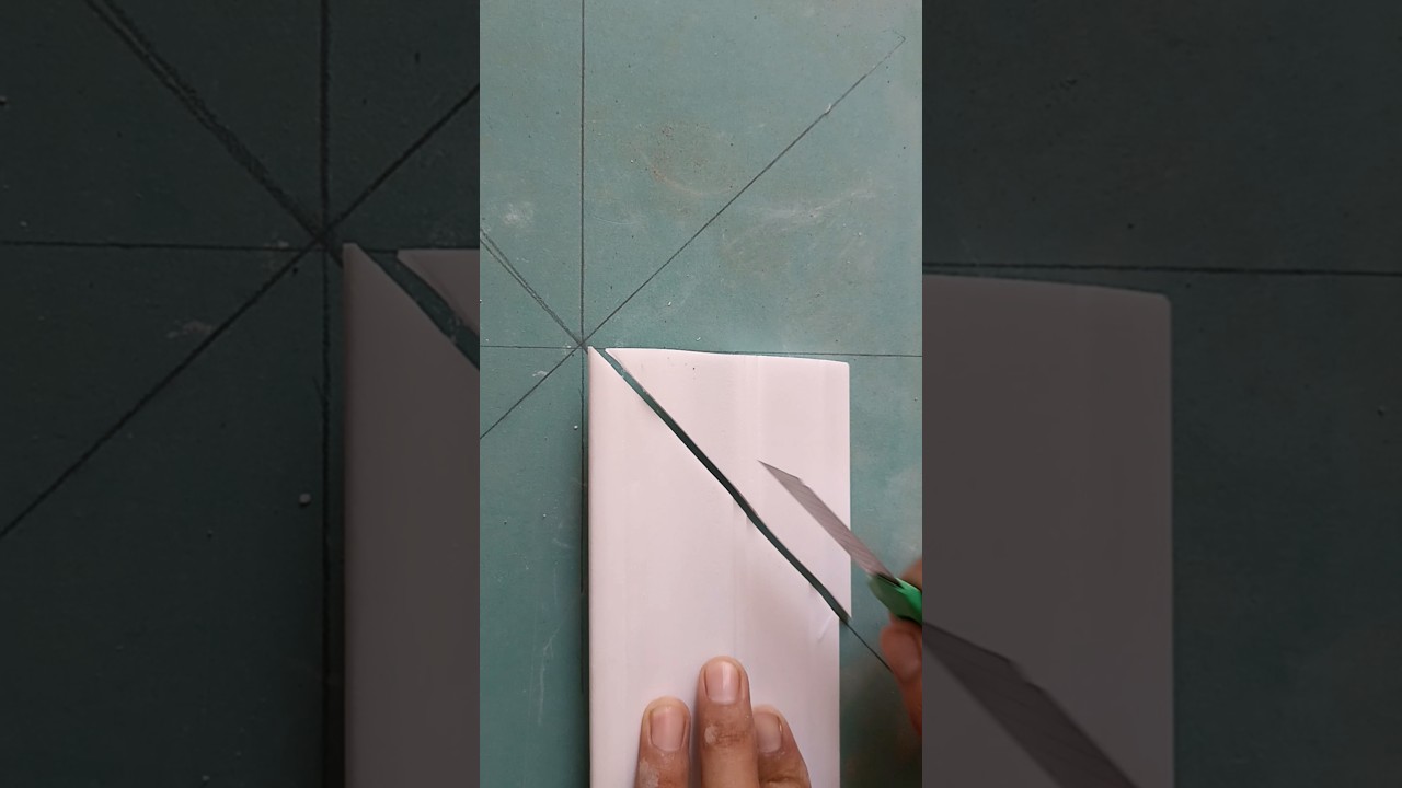 How to easily join a ceiling molding in the corner? #shorts