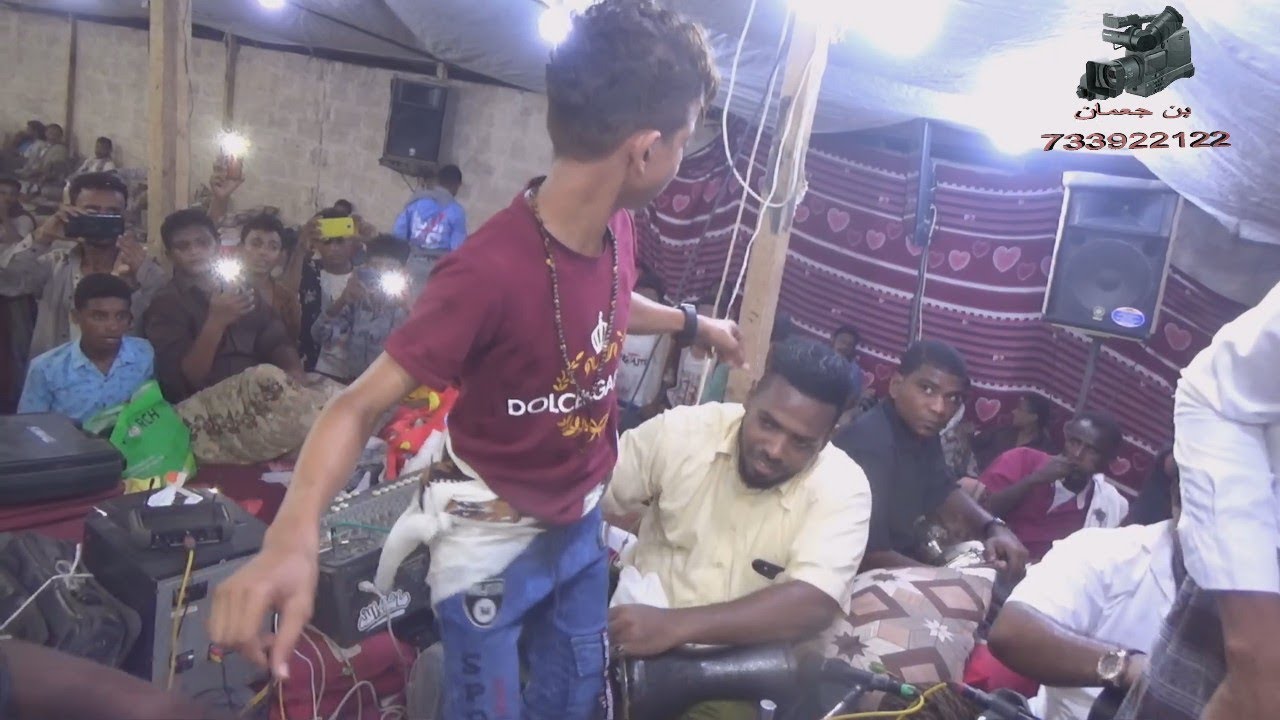 وسط الأهل والأصدقاء المقربين من العريس أكرم حسن عريم الفنان محمد بيور _ الجراحي