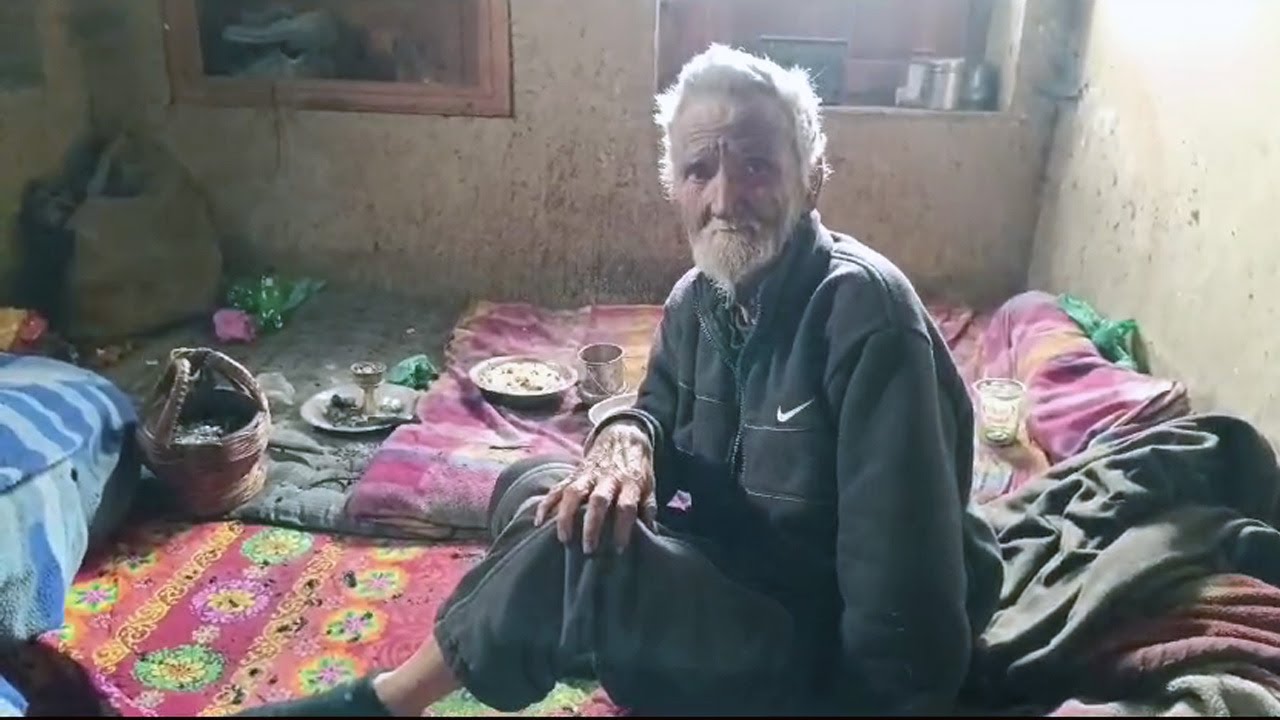 Kulgam:  Authorities Come To Rescue Of Kashmiri Pandit Living Alone In Dilapidated House