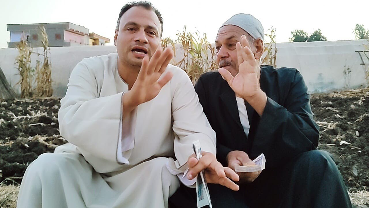 التاجرالفصيح يتفاوض مع الفلاح الفصيح علي بقره خليط براون عالي من بيت في الريف