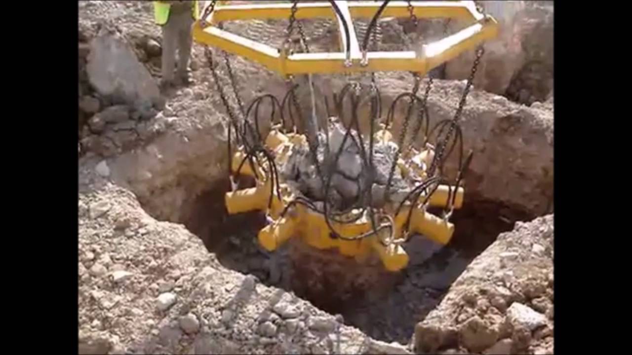 Taets - Quick stone pile demolition with this Taets pile breaker!